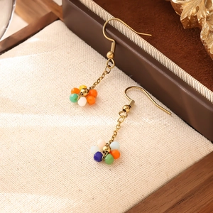 Boucles d'oreilles bohème avec chaînes dorées et perles de cristal multicolores
