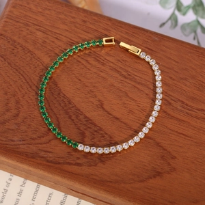 Bracelet tennis doré élégant avec pierres de zircone vert émeraude et blanc pur