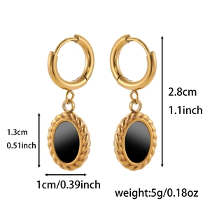 Λεπτομερής όψη σκουλαρίκια από ατσάλι 18K με μαύρο σμάλτο και σχέδιο σχοινιού