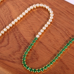 Collier tennis élégant en or avec alternance de pierres précieuses vertes et claires