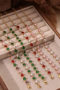 Vue macro de bracelets avec cristaux en forme de cœur dans un coffret à bijoux