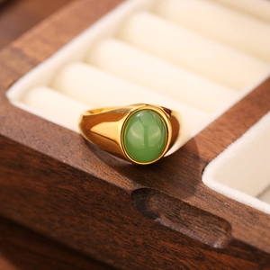 Bague élégante en acier inoxydable doré avec une grande pierre verte ovale sur boîte bois