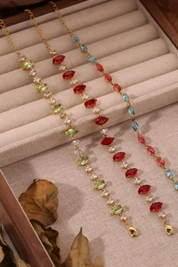 Détails macro de bracelets dorés avec pierres de taille marquise et zircons cubiques