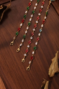 Ensemble de bracelets dorés avec zircons colorés marquise sur un fond en bois rustique