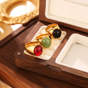 Trois chevalières en or avec pierres d'agate dans un écrin à bijoux en bois de luxe