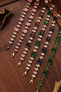Vue détaillée de bracelets dorés avec cristaux taille émeraude de plusieurs couleurs