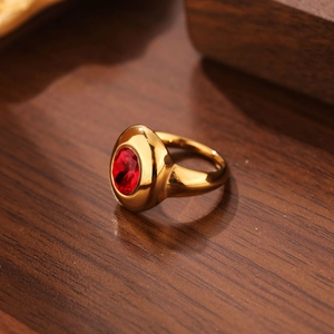 Bague vintage en acier titane plaqué or ornée d'une pierre naturelle rouge ovale