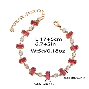 Détail du bracelet doré avec zircon rouge et mesures de taille de 17+5 cm