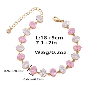 Détail du bracelet chaîne dorée avec pierres de zircon rose, fermoir homard et rallonge
