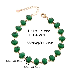 Détail du bracelet chaîne dorée avec zircons ovales verts et fermoir mousqueton