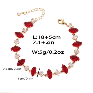Détail d'un bracelet en or ajustable avec pierres marquises rouges et zircons brillants