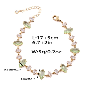 Détail du bracelet doré avec chaîne de 17cm, extension de 5cm et des zircons verts clairs