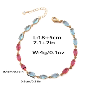 Détail du bracelet doré avec zircons colorés en taille marquise et fermoir mousqueton