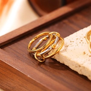 Dettaglio anello multistrato bicolore oro e argento con decorazione a microsfere
