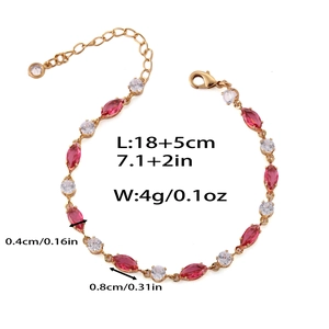 Détail d'un bracelet en chaîne dorée avec zircons roses et marquages de dimensions précises