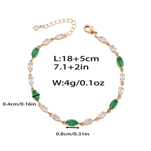 Vue détaillée d'un bracelet doré avec des zircons marquise vert émeraude et blancs