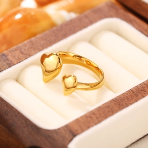 Dettaglio dell'anello a cuore asimmetrico dorato con finitura lucida in astuccio