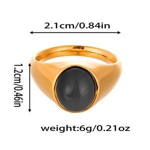 Détail montrant les dimensions d'une bague chevalière dorée avec pierre noire ovale