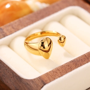 Primo piano di anello regolabile placcato oro 18K in una lussuosa scatola di legno