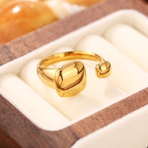 Dettaglio ravvicinato di un anello in acciaio inossidabile placcato oro 18K geometrico