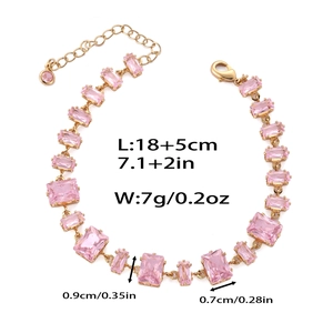 Détail de pierres de zircon roses rectangulaires sur chaîne dorée avec mesures