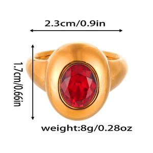 Détails d'une bague dorée en titane avec une pierre rouge et dimensions indiquées