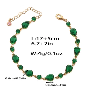 Détail d'un bracelet doré avec des pierres de zircon vert et dimensions de taille