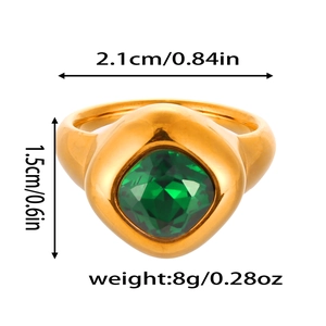 Détails de la bague en titane doré avec pierre verte dimensions 2,1 cm et 1,5 cm