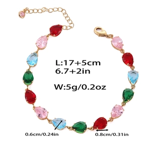Détail d'un bracelet en chaîne dorée réglable avec zircons colorés et dimensions marquées