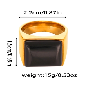 Détail de la bague chevalière dorée rectangulaire avec insert noir et mesures