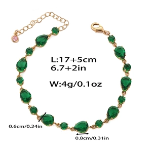 Détail du bracelet chaîne dorée avec gemmes en zircon vert et dimensions du produit