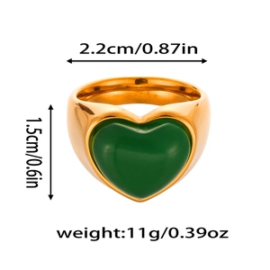 Détail de la bague en acier doré avec pierre de cœur verte et mesures de taille