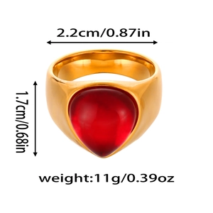 Détail d'une bague en acier doré avec pierre rouge ovale et dimensions précises