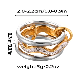 Dettaglio macro dell'anello multistrato con onda dorata, cristalli e misure tecniche