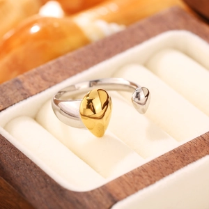 Anello aperto bicolore minimalista con estremità a goccia su portagioie bianco
