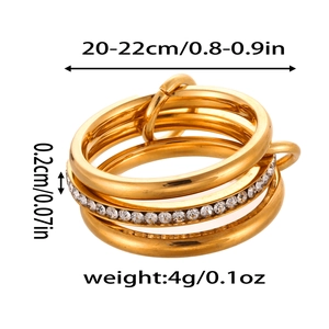 Dettaglio anello oro multistrato con zirconi che mostra dimensioni e peso di 4 grammi
