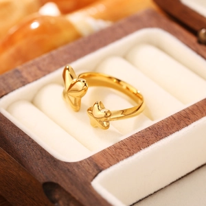 Macro di un anello aperto in acciaio inossidabile dorato con stelle 3D in un portagioie