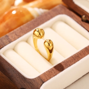 Dettaglio dell'anello aperto minimalista placcato oro con design a doppia goccia d'acqua