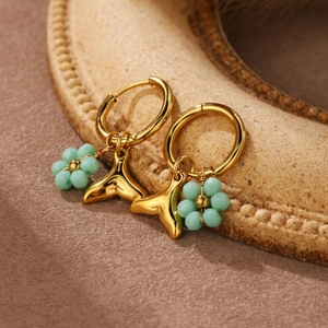Saturn Hufeisen-Creolen mit Walflossen-Anhänger und grüner Perlenblume in Gold-Optik