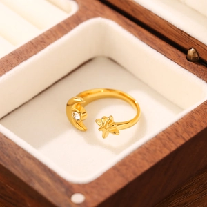 Dettaglio dell'anello regolabile oro luna e stella in una scatola portaoggetti in legno