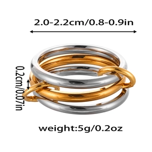 Dettaglio del set di anelli tripli intrecciati in acciaio lucido color oro e argento