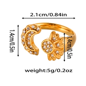 Dettaglio dell'anello celeste placcato oro 18K con dimensioni e cristalli incastonati