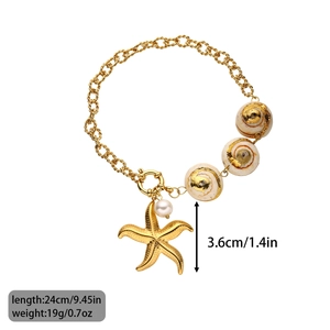 Details des goldfarbenen Ozean-Armbands mit Seestern-Anhänger und echten Muscheln