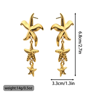 Detaillierte Größenmessung goldener Seestern-Ohrhänger mit Maßen von 6,8 cm mal 3,3 cm