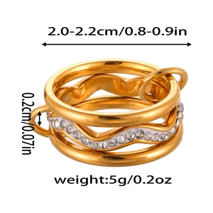 Dettaglio macro di un anello ondulato dorato a strati con pavé di cristalli e piccole fibbie