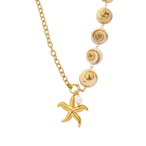 Goldene Seestern-Halskette mit weißer Perle und Muschelperlen an einer feinen Kette
