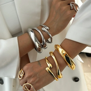 Bracciale Rigido Aperto in Acciaio Inossidabile Irregolare Massiccio Per Donna Placcato Oro Geometrico Minimalista Moda Lucidato Gioielli