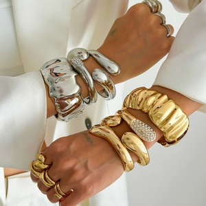 Set di bracciali e anelli chunky irregolari in acciaio inossidabile oro e argento