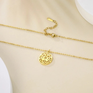 Detailopname van gouden lotus hanger aan een roestvrijstalen ketting met O-ring schakel
