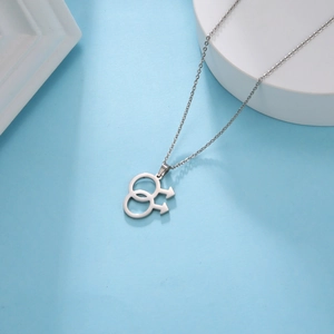 Macro-opname van verweven mannelijke symbolen hanger van roestvrij staal aan een ketting